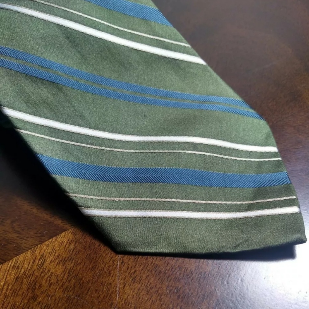 Nicole Miller New York Tie

Silk Necktie